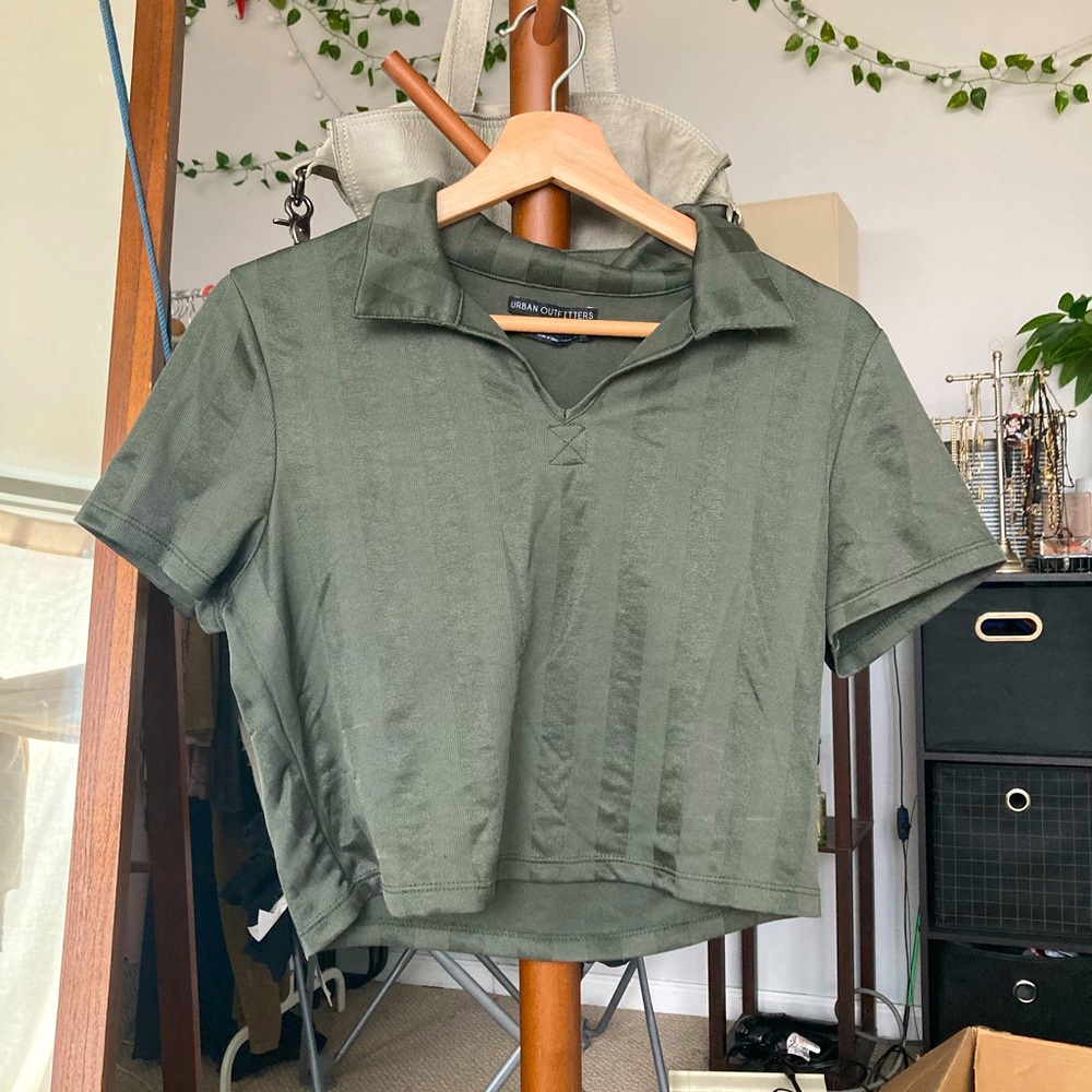 Cropped UO sporty top.